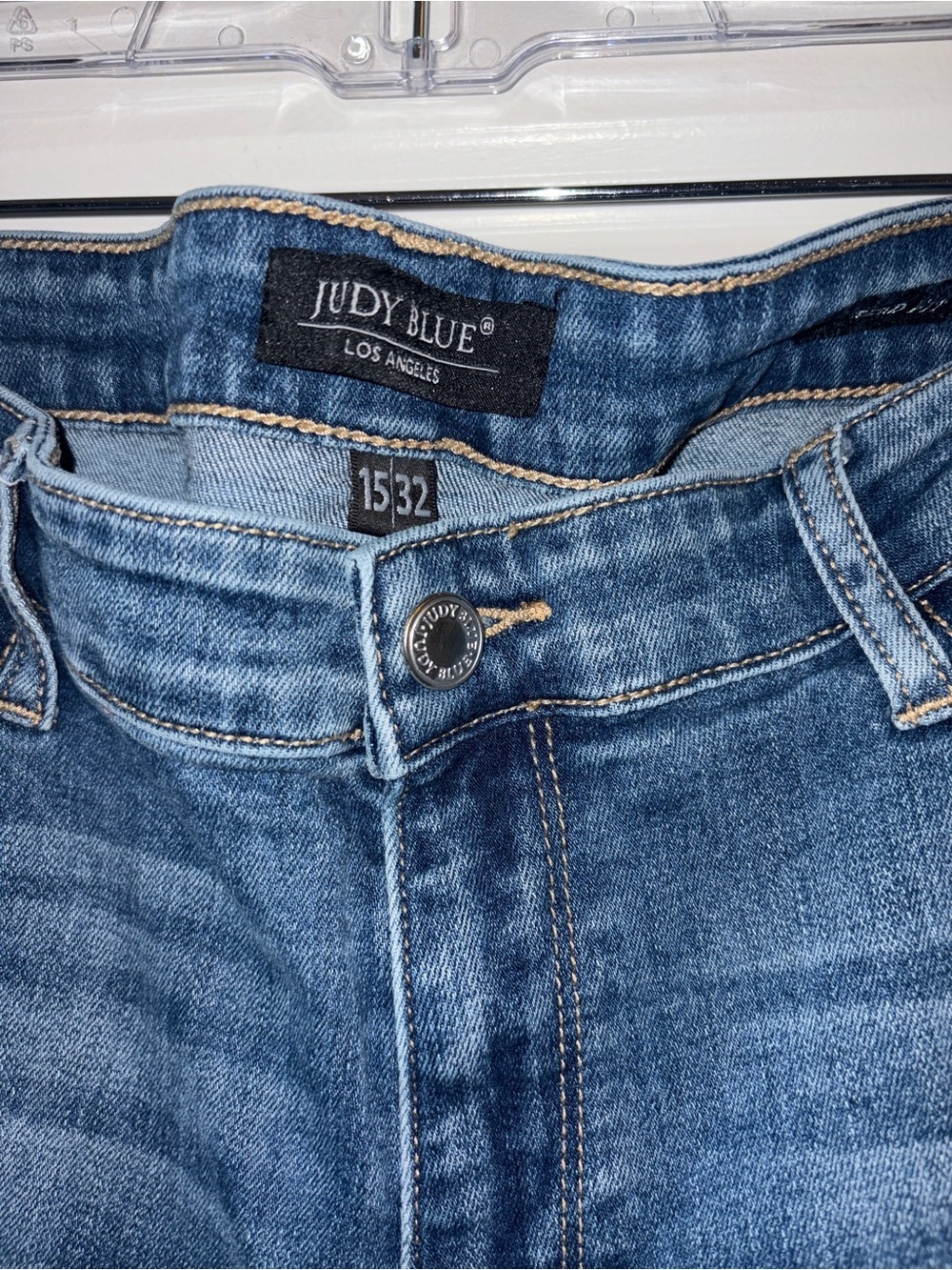 Judy Blue | Medium Wash Ankle Distressed Cropped Jeans - Picture 3 of 4
